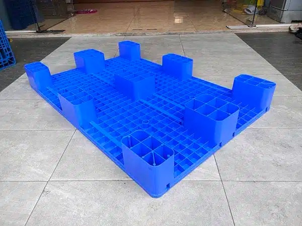 Pallet nhựa 1200x1000x140mm, mặt kín, 9 chân cục 4 Sản phẩm có trọng lượng không quá lớn và dễ dàng di chuyển