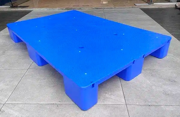 Pallet nhựa 1200x1000x140mm, mặt kín, 9 chân cục 3 Sản phẩm có thiết kế mặt kín, dễ dàng vệ sinh